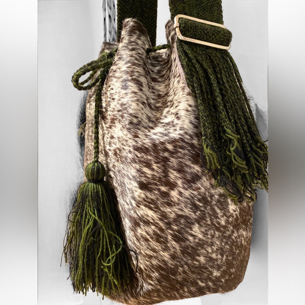 Luxurious Natural Cowhide Leather Crossbody Bucket Bag - Handmade - Wayuu Tribe